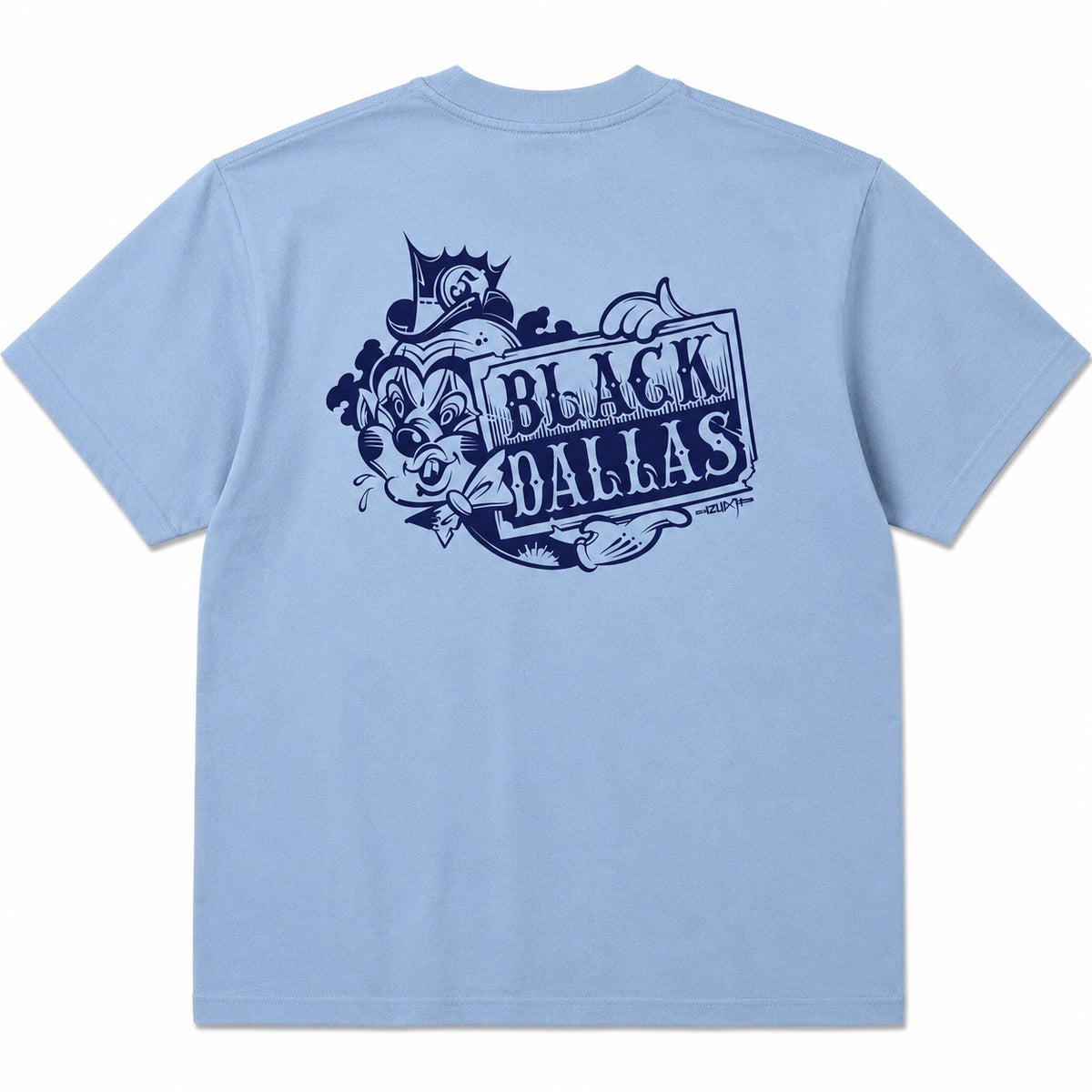 【IZUMI/五純】BLACK DALLAS  "CROWN" TEE ライトブルー